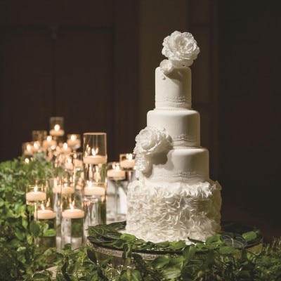 純白で統一したデザイン性のあるウエディングケーキは、純真無垢な花嫁にピッタリ