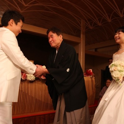 メインテーブル前で、花嫁となった娘を父親が新郎へバトンタッチするシーンにゲストも感動。
