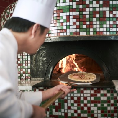 オープンキッチンにはピザ窯もあり、目の前で焼き上がったピザを振る舞う演出が人気！