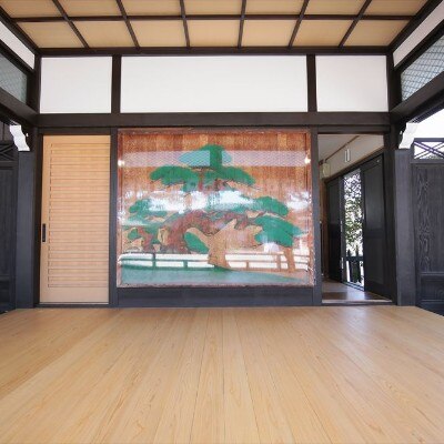 令和元年に改修されて一段と華やかになった神楽殿。松の絵を背景にした撮影が人気<br>【ドレス・和装・その他】フォトスポット