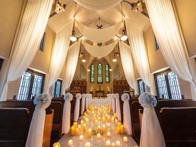 先輩花嫁もひと目で恋に落ちた大聖堂。祭壇奥にはステンドグラスが輝き、壮麗な雰囲気