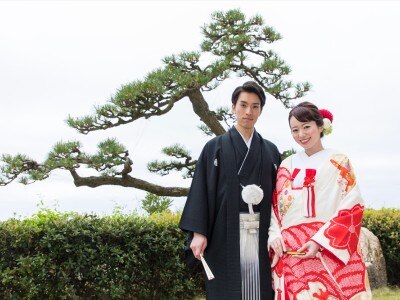 日本庭園で、凛とした和装に身を包んだ記念写真を。両親にも喜ばれる一枚になるはず