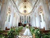 12ｍもの天井高を誇る壮麗な大聖堂。アンティークのステンドグラスが花嫁を輝かせる