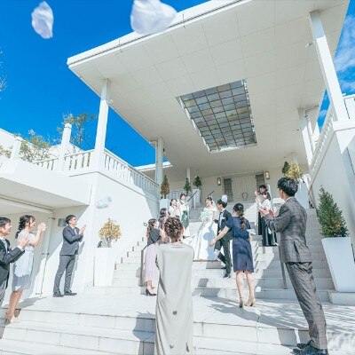 <br>【挙式】大階段でのフラワーシャワーで祝福を