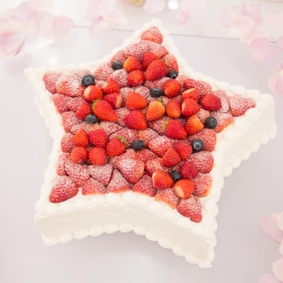 おふたりが大好きな『星』をテーマにした
イチゴがたっぷり敷き詰められたウエディングケーキ☆
可愛いですね!!ゲストの方も沢山お写真をお撮りしておりました♡