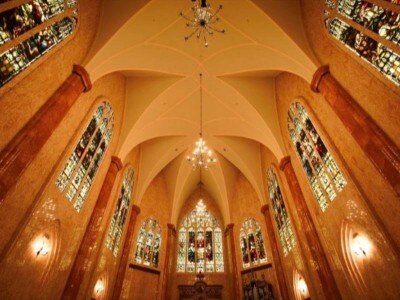 【大聖堂】10面のステンドグラスは110年前に制作された圧巻のリアルアンティーク