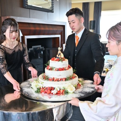 ケーキの上には新郎様 新婦様の姿が<br>【披露宴】先輩カップルレポート①