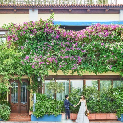 <br>【外観】緑に囲まれた独立型教会。美しい青空が広がる