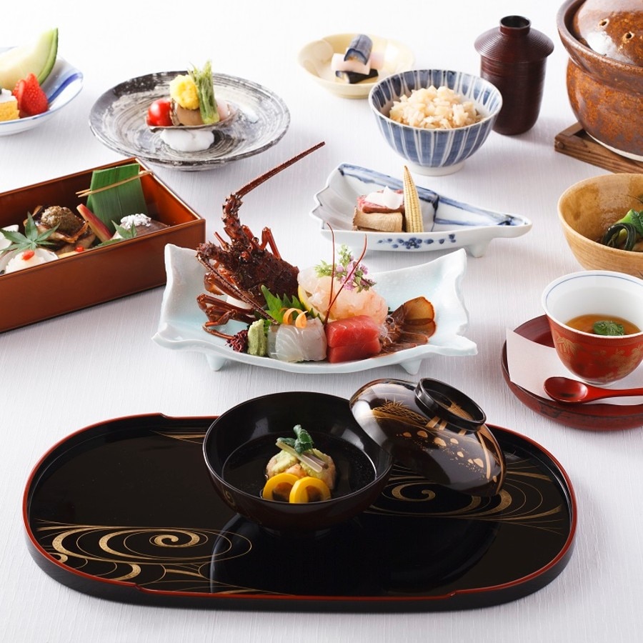婚礼は、旬の食材をふんだんに使った会席料理。一流料亭ならではの美味でおもてなしを