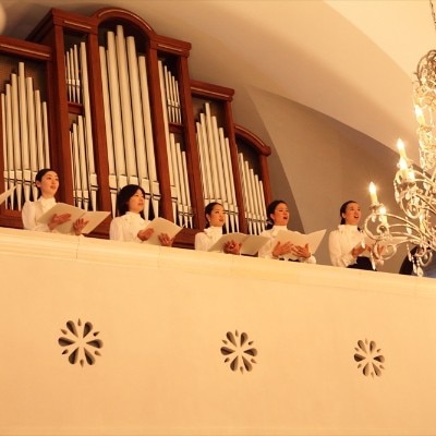 6名もの聖歌隊の歌声が礼拝堂内に響き渡ります<br>【挙式】ヨーロッパに迷い込んだようなステンドグラス輝く「ローズガーデンクライスト教会」での厳かなセレモニー