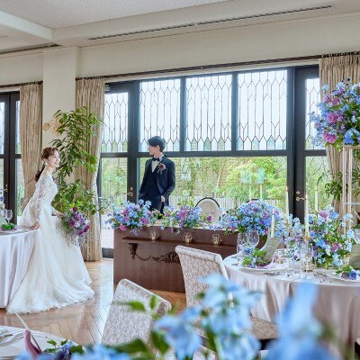 新郎新婦の席からご両親の席までの距離が近く、どのお席もゆったり見渡せる横長構造<br>【披露宴】披露宴会場「ヴィヴィエンヌ」／収容人数　10～110名