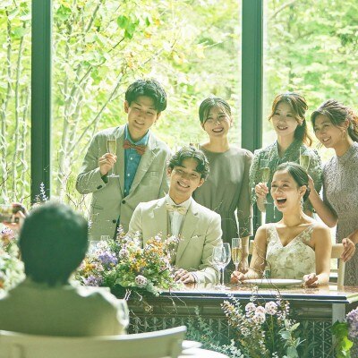 優しく差し込む木漏れ日に包まれて、自然と笑顔が溢れ出す<br>【披露宴】披露宴会場「ヴェルトエグゼ」／～120名