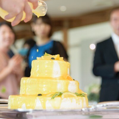 ケーキ入刀の代わりに、新郎新婦お二人でソースをかける『カラードリップケーキ』<br>【料理・ケーキ】ウエディングケーキ