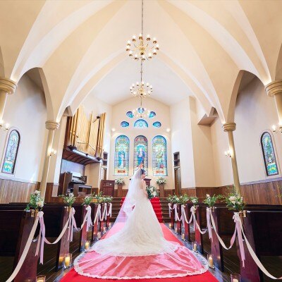 ゆったりと広がるトレーンも美しく映える深紅のバージンロードが花嫁から好評<br>【挙式】『聖アンナ教会』