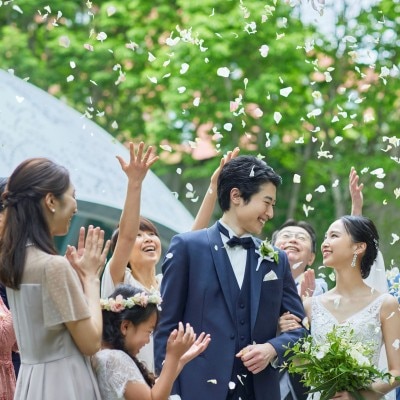 自然に囲まれたチャペルなら素直な気持ちで家族への感謝を伝えられる<br>【挙式】挙式