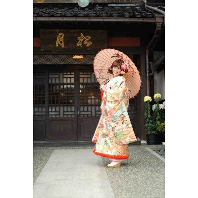 立派な額のかかった正面入り口前で記念撮影。凛とした黒い色打掛に淡い番傘を合わせて<br>【外観】外観
