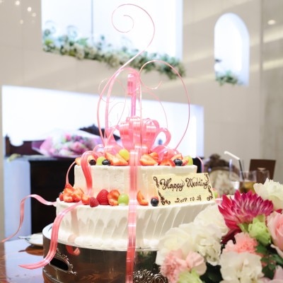 ピンクの飴細工がキュートなウェディングケーキ<br>【料理・ケーキ】ウェディングケーキ