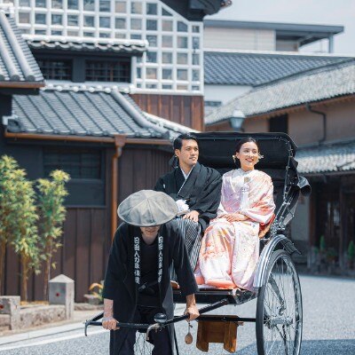 披露宴会場までの移動は「豆田お練り」で。石畳の街を人力車に乗って巡る、心弾む演出<br>【ドレス・和装・その他】ロケーション