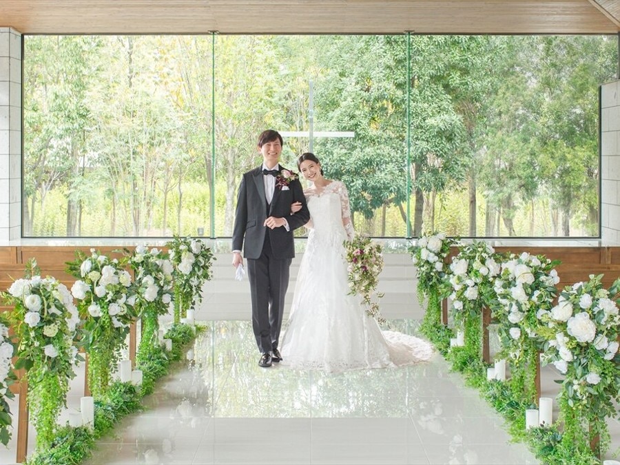 ガラス張りの「アクアチャペル」で緑と光、水の煌めきに包まれてあたたかな結婚式を
