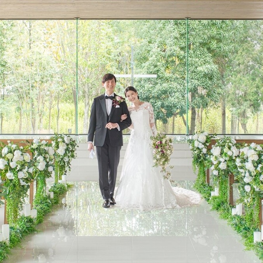 ガラス張りの「アクアチャペル」で緑と光、水の煌めきに包まれてあたたかな結婚式を