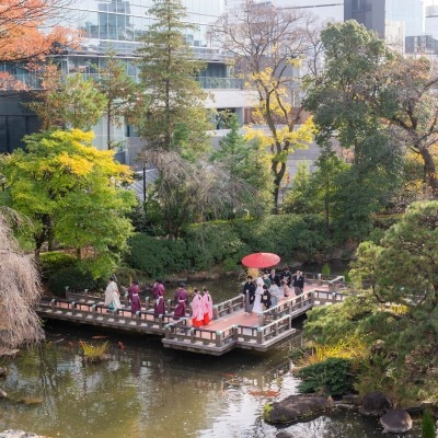 紅葉に包まれ、1万坪の日本庭園を貸切にして叶う「参進の儀」