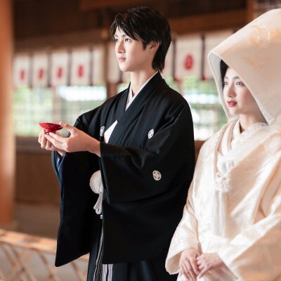 一番正式な作法で参拝を行う、日本古来の挙式。ふたりがお神酒を酌み交わす神酒交盃も<br>【挙式】厳粛な中にもあたたかな雰囲気が漂う本殿