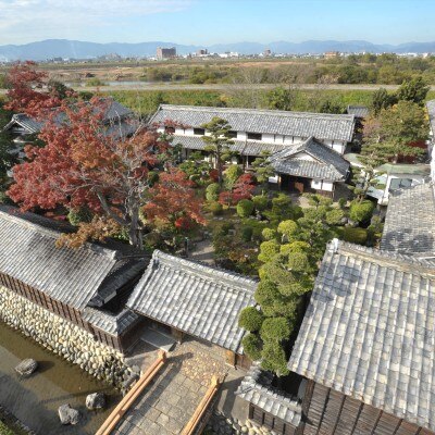 自然豊かな長良川沿いに、江戸時代にタイムトリップしたような風情ある屋敷が広がる<br>【外観】江戸時代後期から受け継がれる由緒ある代官屋敷