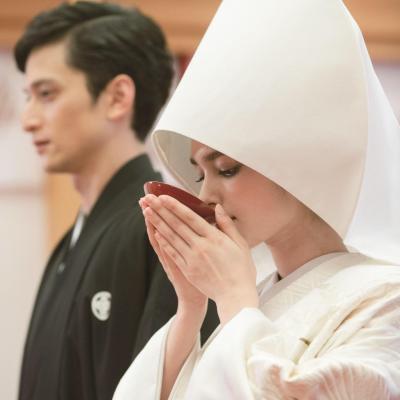 雅楽の調べが厳かに流れ、ご両家の佳き日をお祝いいたします<br>【挙式】神殿　着席：～44名