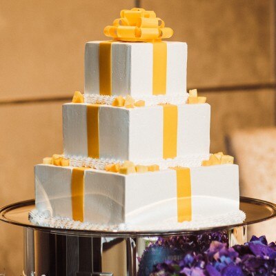 華やかなギフトボックスを思わせるスクエア型のケーキ。<br>【料理・ケーキ】上質な素材と甘く美しいウエディングケーキ