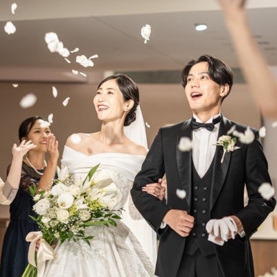祭壇に立つふたりと、ゲストとのほどよい距離感も魅力的<br>【挙式】チャペル「セントジョーンズ・チャペル」（教会式・人前式）　推奨人数/～32名　収容人数/～80名