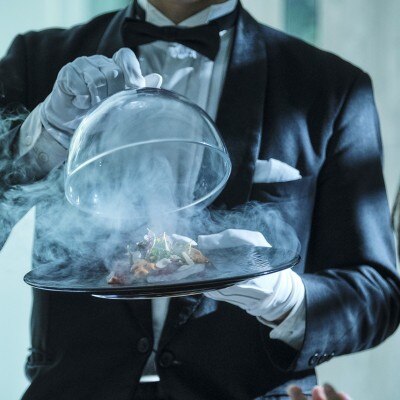<br>【料理・ケーキ】披露宴会場に出来立ての状態でサーブされるお料理は、ゲストへの最高のおもてなし