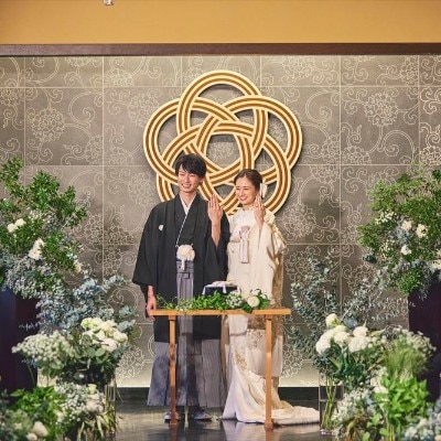 梅結びのオブジェの前で誓う和装人前式「結〜yui〜」。堅苦しくない和婚の新しい形<br>【挙式】挙式