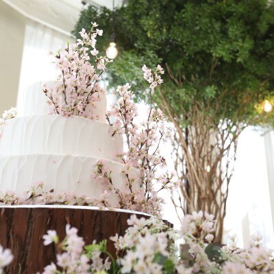 桜をあしらったウェディングケーキは春のウェディングにぴったり。<br>【料理・ケーキ】ウェディングケーキ／人気デザインや個性あふれるものまで対応OK！　ふたりらしいケーキをプロが提案