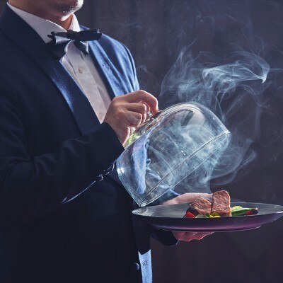 出来たての料理をゲストにサーブ。ホテルならではの洗練されたサービスもおもてなしに<br>【披露宴】「ローザ」着席90名