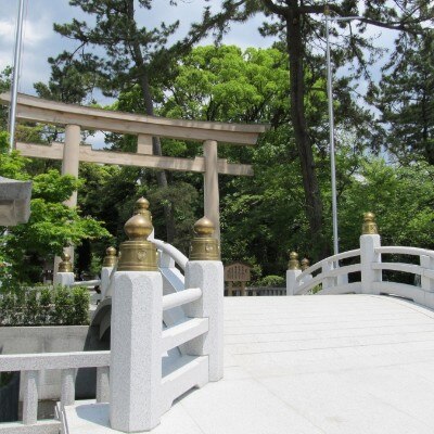 太鼓橋を渡って鳥居をくぐり、緑豊かな参道へ。記念撮影にぴったりのロケーションです