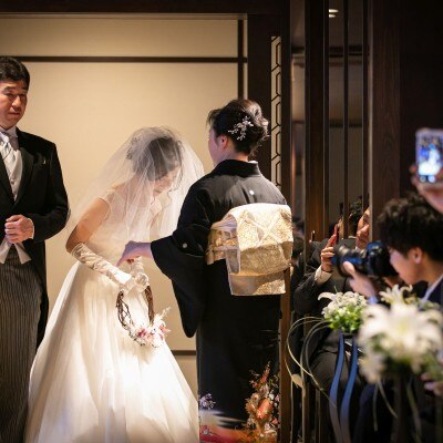 挙式の開始はお母さまのベールダウンからスタート。
娘の旅立ちを祈って最後のお支度をお母さまから。