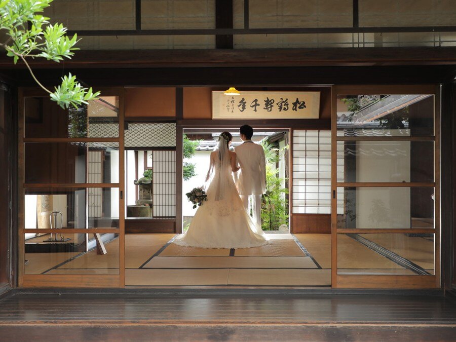 ドレスも映える純和風空間。神社以外はオリジナル人前式で自由なスタイルに対応