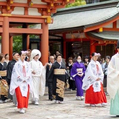 直前までの雨予報から一転、参進の儀とともに晴れ間が差し込み、まるでおふたりを祝福するかのようなお天気