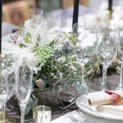 メインテーブル・ゲストテーブルは、お花で華やかに♡<br>【付帯設備】プロたちが、ふたりの希望を形に