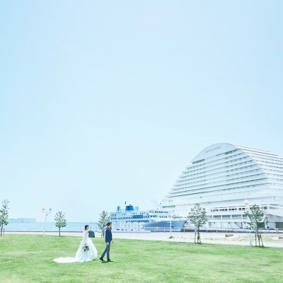 神戸の景色をパノラマービュー　青い海と空に囲まれた白い波のような白亜のホテル<br>【外観】海に突き出した神戸港中突堤の先に、浮かぶようにたたずむ白亜のリゾートホテル