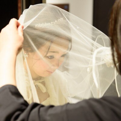 チャペルに入場する前にベールダウンをしていただきます…
「幸せになってね…」
の願いを込めてお母様より。