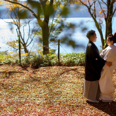 落ちた葉はまるで絨毯のよう！キラキラ光る芦ノ湖をバックに撮影<br>【庭】45000坪の緑いっぱいの庭園(四季折々の表情をお楽しみ下さい)