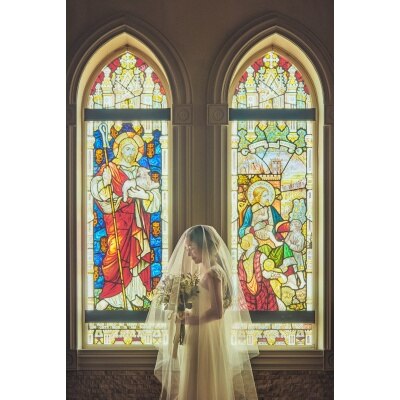 色彩豊かなステンドグラスは花嫁をより美しく魅せる<br>【挙式】セント・ヴェルジェ教会（着席/～120名）