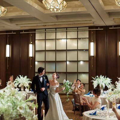 正統派のホテルウエディングがかなう『BALL ROOM01』は専用ホワイエも完備<br>【披露宴】ラグジュアリーからカジュアルまで多彩なデザインの会場