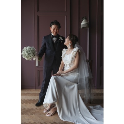 ーBride's outfitー

Dress：VIKTOR&ROLF MARIAGE（ヴィクターアンドロルフ マリアージュ）

トリートドレッシングへ足を運ぶ前から新婦さまが心に決めていたドレスは

オランダ出身の男性デザイナーが手掛けるブランドVIKTOR＆ROLF

元々ファッションブランドだったので他にはないモダンでアートのようなデザインが特徴で

藤の花の連なるデザインが目を引く一着

満開の藤の花がまるでおふたりを祝福しているかのようにお顔まわりに咲き誇るデザイン

クレープ素材が新婦様のウエストやヒップラインを上品に拾い、エレガントな印象に

新しい命が宿る大切なお腹もやさしく包み込みます