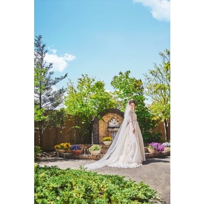 手入れの行き届いた緑美しいガーデンは、純白ドレスの花嫁が映える絶好の撮影スポット<br>【庭】手入れの行き届いた草花に囲まれたガーデン