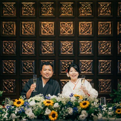 装花に大輪の向日葵を取り入れることで季節感と華やかさを演出