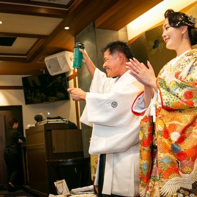 ご披露宴でのクイズゲーム！
再入場でご新郎様は何を持って入場する？