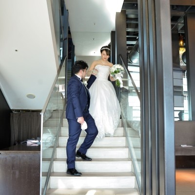 結婚式ならではの階段入場♪
ゲストの皆様も思わず、うっとりしちゃいますね。