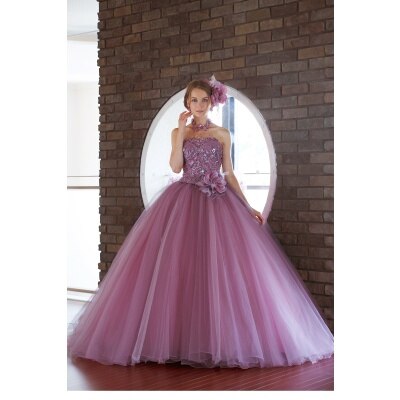 淡い紫の大人可愛いドレス。チュール素材なので、動く度に軽やかに揺れるデザインに♪